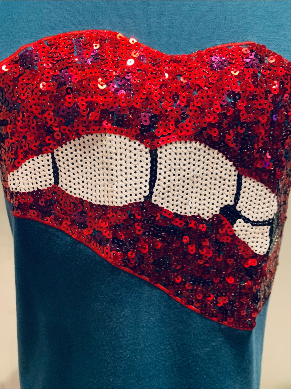 ❤️FV RELAY❤️NWT! SPARKLING GLITTERY LIP PRINT TEE. EXCELLENT CONDITION! - Picture 2 of 9